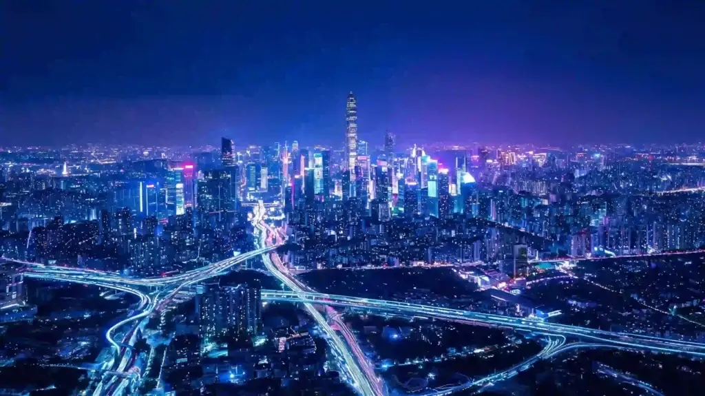 Vue nocturne de Shenzhen avec ses gratte-ciels illuminés et néons