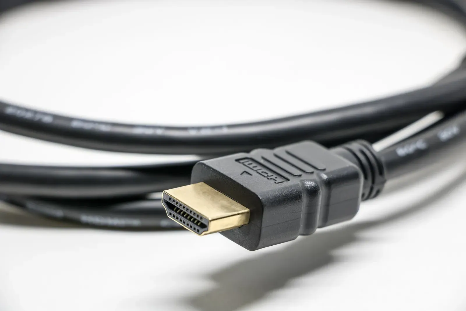Gros plan sur la prise d'un câble HDMI