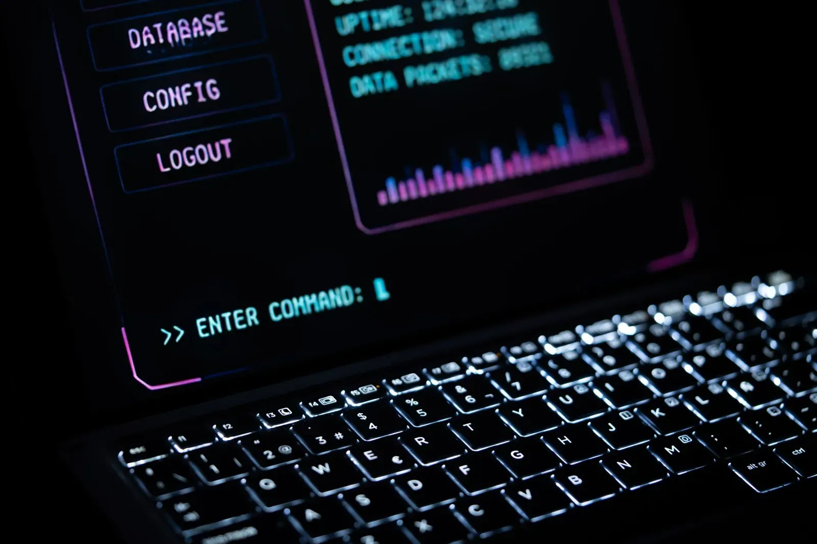 Gros plan sur le clavier lumineux d'un ordinateur portable à interface numérique, représentant une technologie