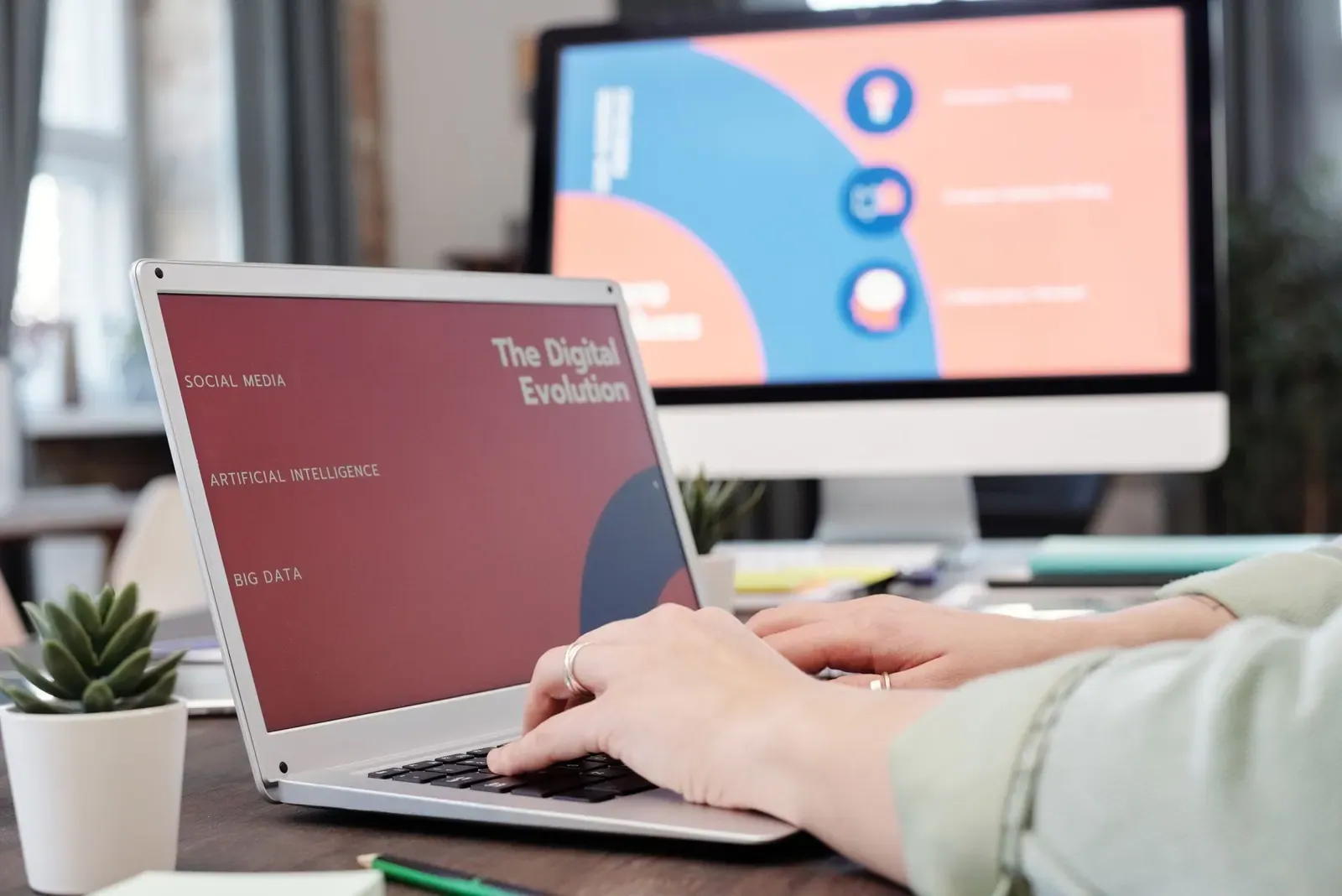 Utilisateur d'ordinateur portable tapant avec le concept d'évolution numérique sur l'écran dans un