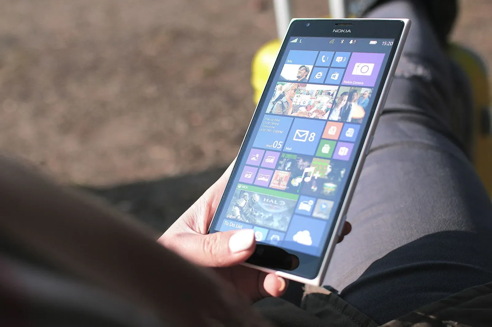 Gros plan sur une femme tenant un smartphone Nokia fonctionnant sous le système d'exploitation Windows en
