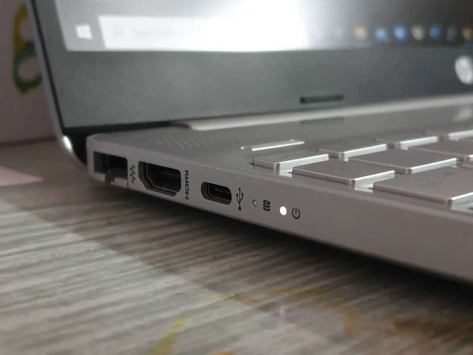 Gros plan sur les ports HDMI et USB-C d'un ordinateur portable
