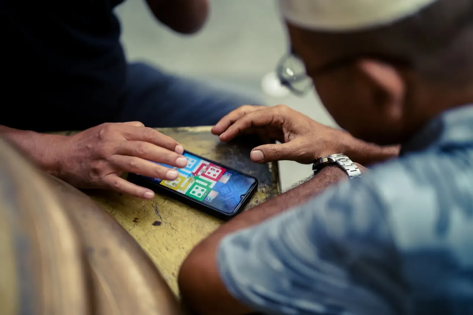 Deux individus jouent à un jeu mobile sur un smartphone à l'extérieur à Jakarta, Indonésie
