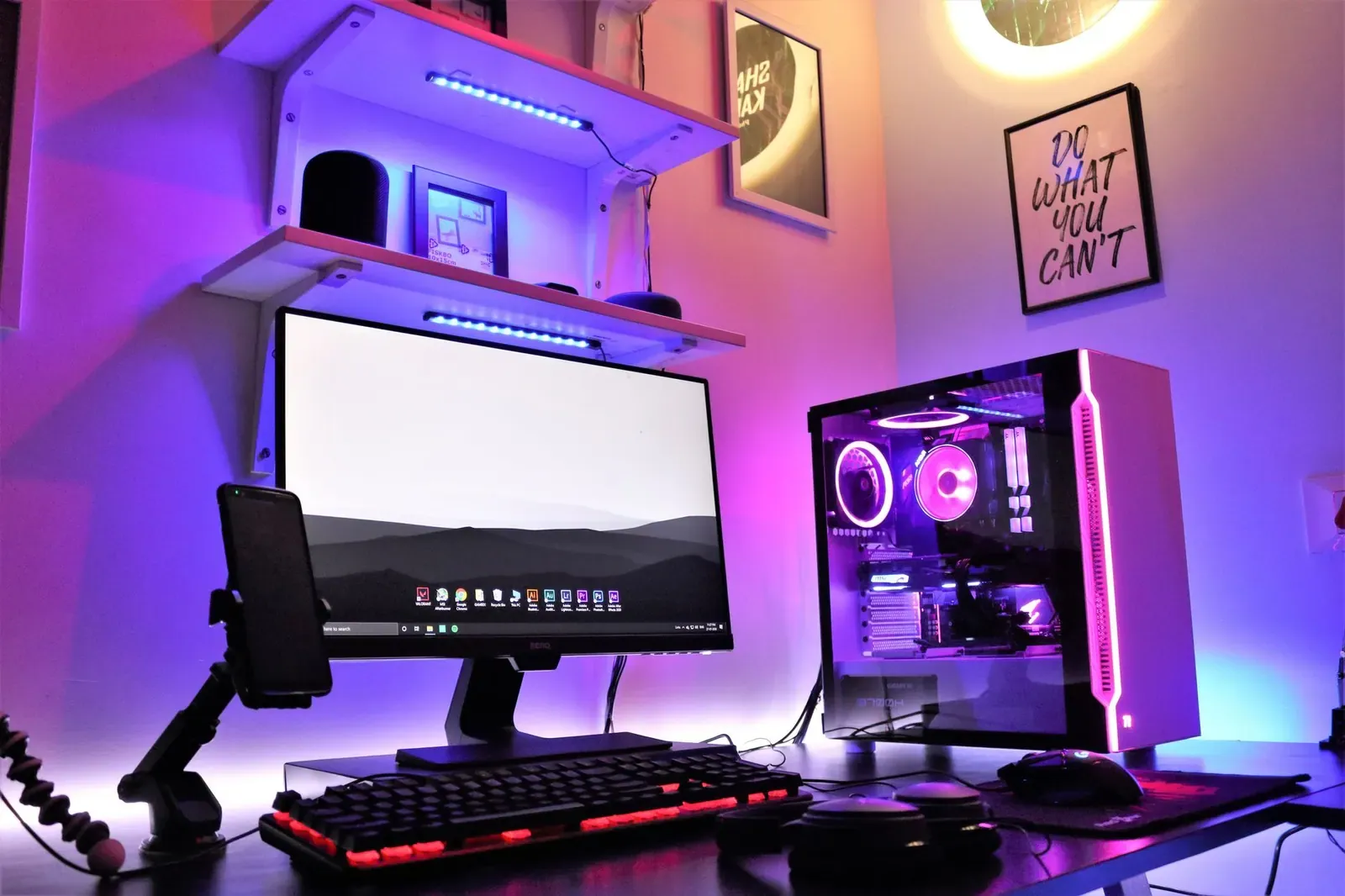 Poste de jeu sur PC, écran, clavier et tour éclairés en violet